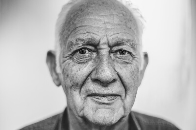 Sort-hvitt bilde av ansiktet til en gammel mann